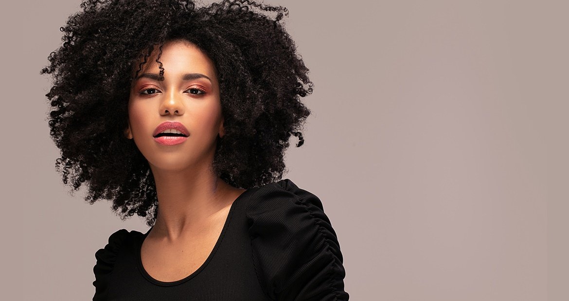 Cabelo cacheado iluminado: como pintar os fios e como cuidar